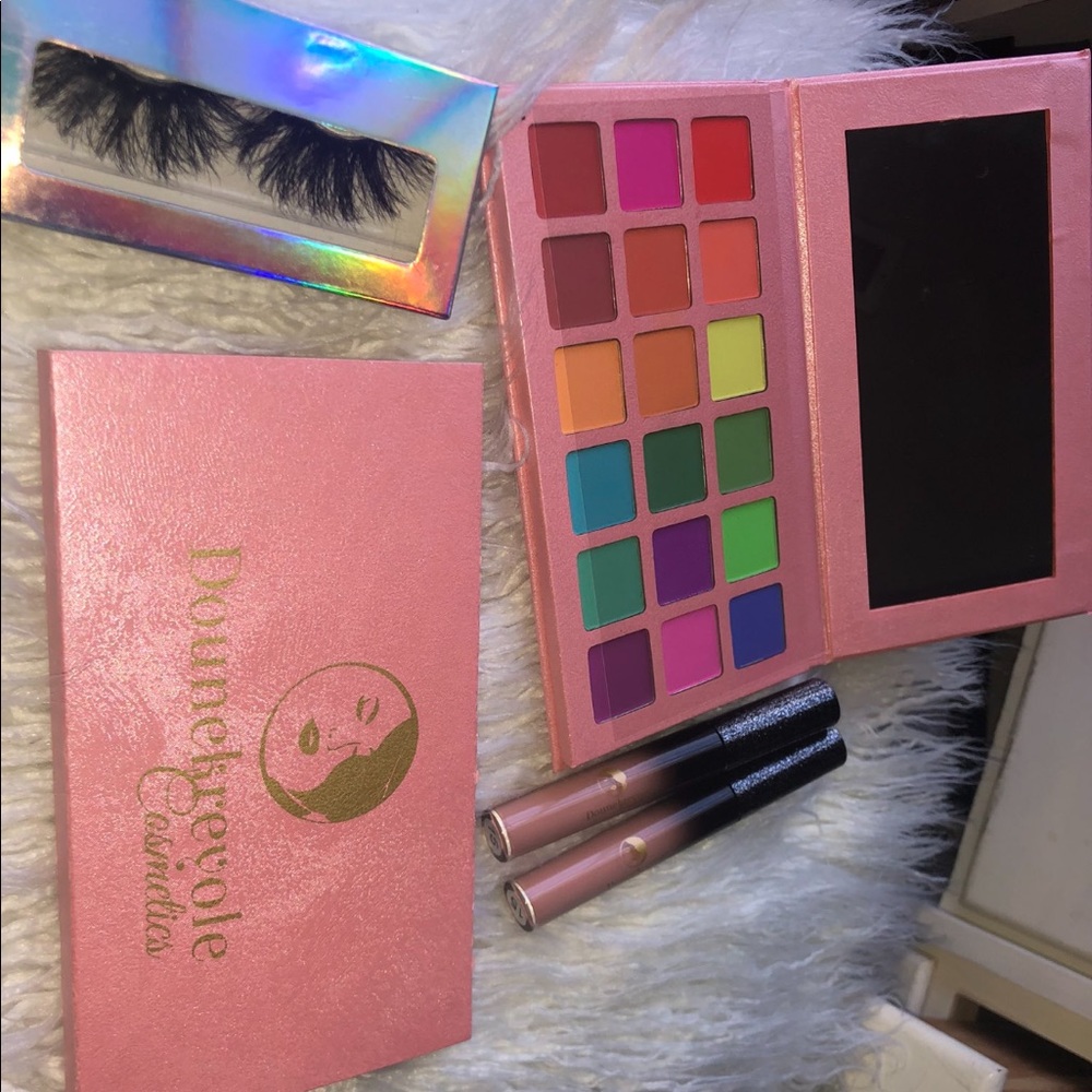 Sets of lipstick, eyeshadow, eyelashes